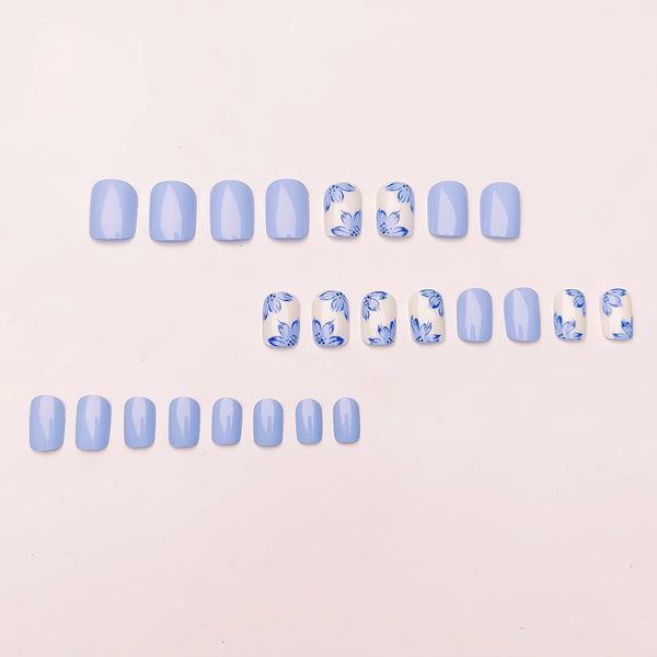 Fleurs bleu clair, bleues et blanches