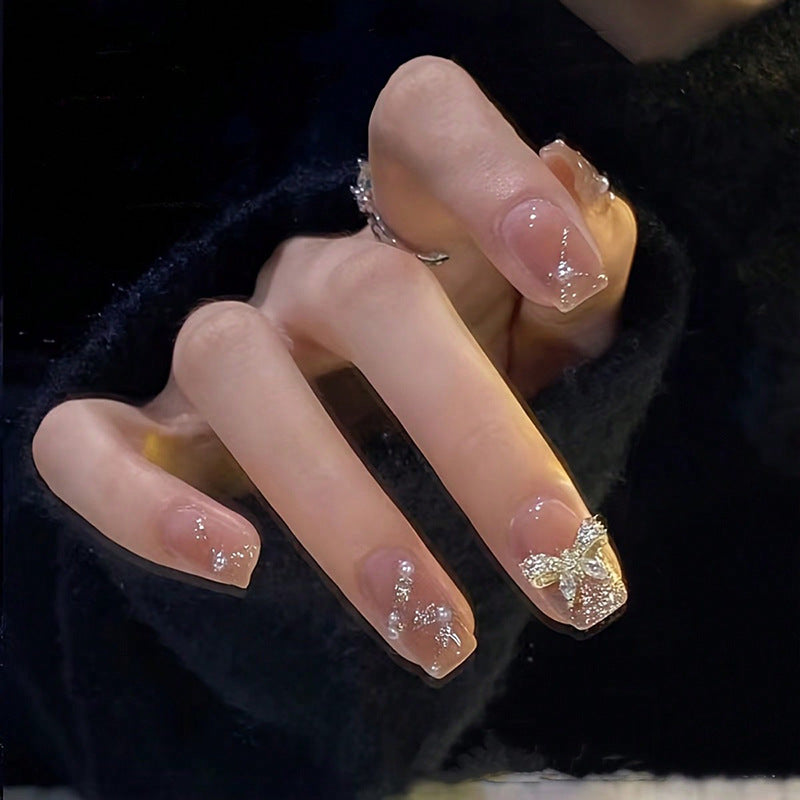 Wearing nail art patches in autumn and winter