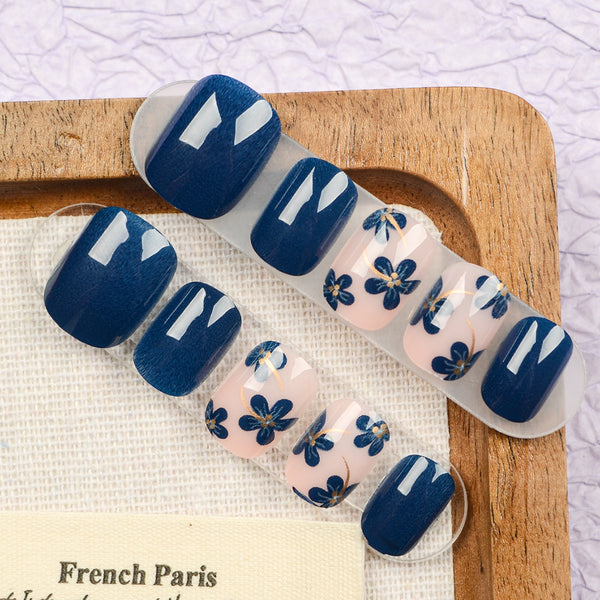Autocollants d'ongles en porcelaine bleue et blanche