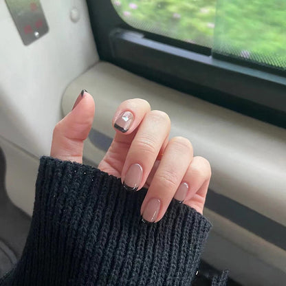 Wearing nail art patches in autumn and winter