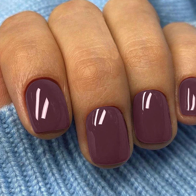 Wearing nail art patches in autumn and winter